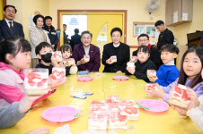 집 근처 어린이집이 돌봄터로... 경북형 완전 돌봄 현장 행보
