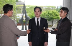 '연어 술 파티' 의혹 박상용 검사, 대검 감찰위 출석…