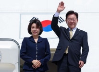 이 대통령, 해외 순방 비판에 반박…