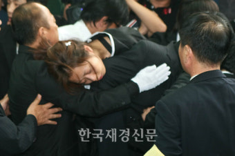 [JK포토] 안재환발인식, 오열하다 또 다시 실신한 정선희