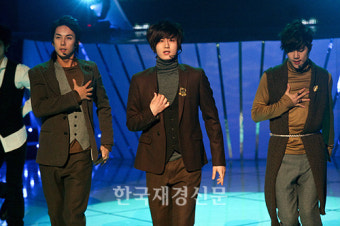 [JK포토] ‘U r Man’ 열창하는 SS501, 꽃다발 가슴에 묻어두고