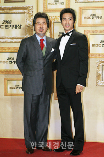 [JK포토] MBC연기대상, 유동근과 송승헌 “젠틀한 두 남자”