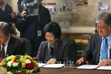 [JK포토] 사인하는 김혜자, 에티오피아 백학마을 OBS 김혜자 센터 건립 협약식