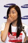 [JK포토] 입가린 김연아 ‘손에는 묵주반지가 반짝~’