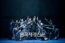 [공연리뷰] 뮤지컬 ‘웨딩싱어’, 너와 함께 늙는 것 근사할거야~