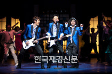 [공연리뷰] 뮤지컬 ‘웨딩싱어’, 너와 함께 늙는 것 근사할거야~