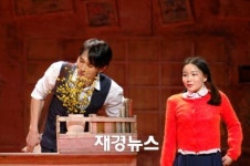 [JK포토] 홍연이, 선생님께 산수유 꽃 선물해~ “제 마음 받아주이소”