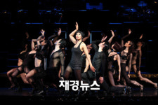 [공연리뷰] ‘시카고’ 올 블랙으로 인생의 맛을 낸 뮤지컬