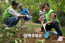 [JK 포토]고사리손도 함께 심는 희망 나무