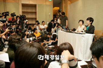[JK포토] 방송인 김미화 , 블랙리스트 발언 기자회견에 쏠린 눈