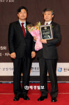 [JK포토]2010 소비자 권익증진 경영대상 사회책임경영 부문 (주)유한양행 수상