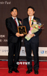[JK포토]2010 소비자 권익증진 경영대상 사회책임경영 부문 유진크레베스(주) 수상