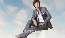 씨엔블루 정용화, ‘더슈트하우스’ SS 남성 플라잉룩 선보여
