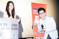 [JK포토]질레트 퓨전의 새모델 배우 김사랑에게 면도기 선물 받은 개그맨 김범용