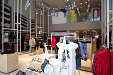 H&M 명동 중앙길 2호점 오픈
