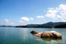 마음을 촉촉히 해줄, 하늘을 품은 호숫가 걷기