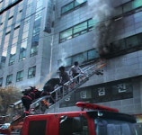 삼성동 화재…시민이 직접 고가사다리 타고 3명 구조