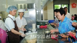 민형배 광주 광산구청장,  경로잔치서 ‘밥퍼’ 봉사