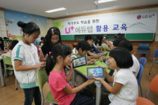 [포토] LGU+, 도서산간 초등학교에 ‘에듀탭’ 기증