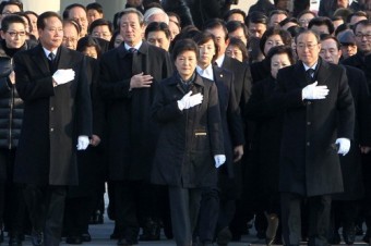 박근혜 당선자, 첫 공식일정 국립서울현충원 참배