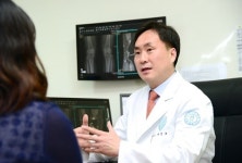 연세무척나은병원, 관절염에 치명적인 휜다리 수술 없이 도수치료로 해결!