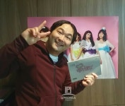 윤봉길 한번 더 해피엔딩에서 걸그룹광팬 오덕후 카메오 출현