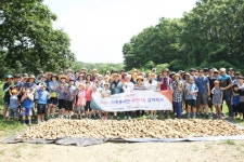 안양시 자원봉사센터 제14기 가족봉사단 ‘사랑의 감자캐기’ 행사 실시
