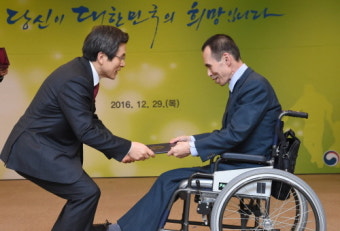 황교안 대통령 권한대행, 2016년 국민추천포상 수여