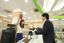 김훈 한국시각장애인연합회 정책연구원 구로구에서 세계 첫 점자여권 발급 신청