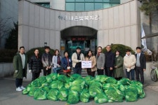 한국기술교육대학생들, 직접 키운 배추와 무 전달