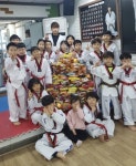 “아카데미 태권도장 꿈나무들 정성 가득한 라면트리 한 그루 기탁”