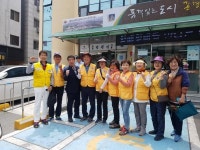 중부동 적십자봉사회, 불법광고물 수거 등 환경정비