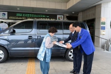 지체장애인협회 음성지회에 차량 전달
