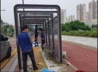 두 손 맞잡고 신도시 내 쾌적한 버스승강장 만든다