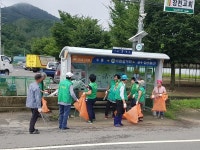 가천면 새마을지도자회 버스승강장 대청소