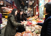 중랑구 공무원. 설 명절 전통시장 장보기 나서