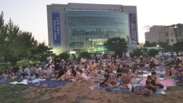 토요일밤엔 야외에서 영화 즐겨요