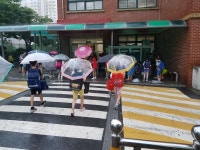파주시, 초등학교 신입생 투명우산 지원
