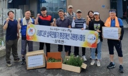 안성시 삼죽면 직원 봉사활동 실시... 푸른솔 요양원 환경정비