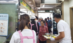 안산 선부동성당 무료경로식당, 어르신 짜장면 드시고 행복하세요