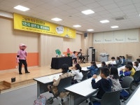 완주 도서관에서 책 온 몸으로 느껴요