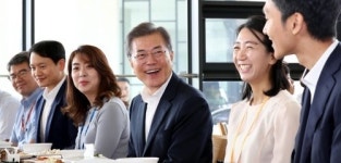 文대통령, 구로디지털단지 구내식당 깜짝방문…1년 4개월만에 시민들 찾아가