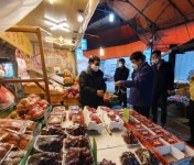 동두천시장, 코로나19에 위축된 전통시장을 찾아 격려