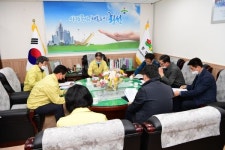 코로나19 막아라, 사회적 거리두기 고강도 강력대응을 위한 긴급대책회의 열어