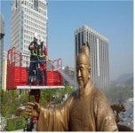 서울시, 광화문 세종대왕·이순신장군 동상 묵은 때 벗기기 물청소