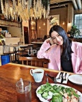 클라라 #beautiful #cafe...분홍색 의상으로 뽐낸 세련美