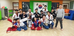 고려태권도장 김청용 대표, 우리 아이가 건강한 신체와 훌륭한 인품을 함양할 수 있도록 태권도를 지도합니다.