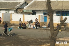 안전원들, 길거리 장사 단속에 혈안…노점상 "역적질이라도 했나"