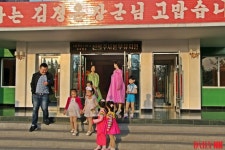 과도한 김정은 아이 사랑... “우리 말 공부 시간 단축” 되레 논란