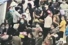 “엄마 음식 장사 왜 막냐”...노점상 아들, 북한 안전원 폭행